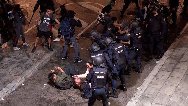 التلفزيون الإسباني: إصابة 80 في اعمال عنف في "كتالونيا"